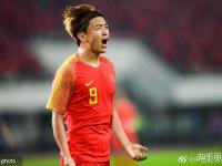 街拍女神：黑色瑜伽裤露脐上衣的气质小姐姐
